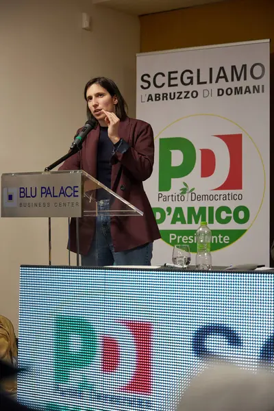 Elly Schlein, Demokrat Parti Genel Sekreteri, Abruzzo 'da düzenlenen bir mitingde bölgesel başkan adayı Luciano D' Amico 'yu destekliyordu. Teramo, 4 Şubat 2024 (Fotoğraf: Mauro Di Bonaventura)
