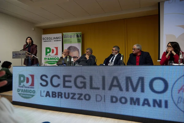 Elly Schlein, Demokrat Parti Genel Sekreteri, Abruzzo 'da düzenlenen bir mitingde bölgesel başkan adayı Luciano D' Amico 'yu destekliyordu. Teramo, 4 Şubat 2024 (Fotoğraf: Mauro Di Bonaventura)