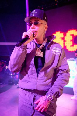 Sfera Ebbasta Plaza TERAMO, İtalya - DIC 23: Sfera Ebbasta DISCO PLAZA 'da DICEMBRE 23, 2023, TORTORETO (TE), İtalya. Fotoğraf: Mauro Di Bonaventura)