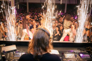 Bob Sinclar DJ Set Party at Gattopardo Disco Club - Alba Adriatica (TE) Teramo - Alba Adriatica - ITALY - AGOSTO 2023: DJ Bob Sinclar, Gattopardo 'da Bob Sinclar DJ Set Party sırasında sahne aldı. Fotoğraf: Mauro Di Bonaventura)