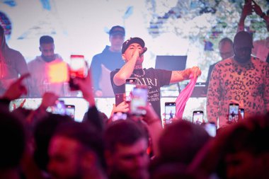 Party Plaza Discoteca İtalyan rapçi Boro Boro (Federico Orecchia), Plaza Disco-Tortoreto - Teramo, İtalya 'da 2007 Şubat' ında düzenlenen konser sırasında. Fotoğraf: Mauro Di Bonaventura)