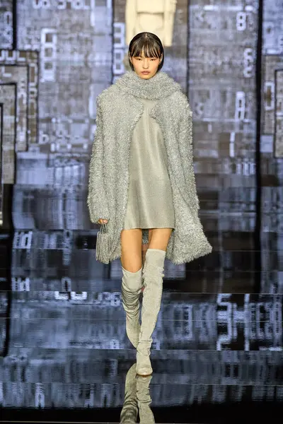 Anteprima Moda Şovu - Runway - Milan Moda Haftası - Kadın giyim / Kış 2024-2025MILAN, ITALY - FEBRUARY 22: Milan Moda Haftası Kadın Giyim Şovu sırasında bir model podyumda yürüyor. Fotoğraf: Mauro Di Bonaventura)