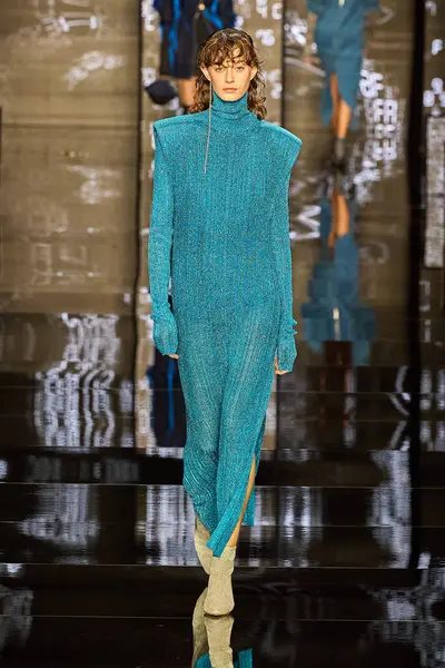 Anteprima Moda Şovu - Runway - Milan Moda Haftası - Kadın giyim / Kış 2024-2025MILAN, ITALY - FEBRUARY 22: Milan Moda Haftası Kadın Giyim Şovu sırasında bir model podyumda yürüyor. Fotoğraf: Mauro Di Bonaventura)