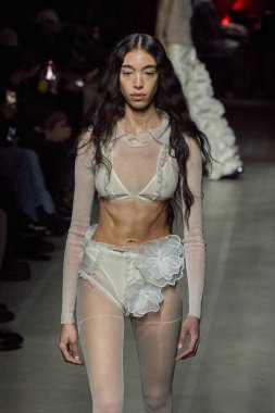 GCDS - Runway - Milan Moda Haftası - Kadın giyim / Kış 2024-2025MILAN, İtalya - GCDS defilesinde bir model Milan Moda Haftası kadın giyim sırasında podyumda yürüyor. Fotoğraf: Mauro Di Bonaventura)