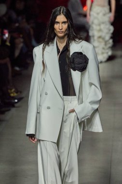 GCDS - Runway - Milan Moda Haftası - Kadın giyim / Kış 2024-2025MILAN, İtalya - GCDS defilesinde bir model Milan Moda Haftası kadın giyim sırasında podyumda yürüyor. Fotoğraf: Mauro Di Bonaventura)