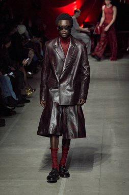 GCDS - Runway - Milan Moda Haftası - Kadın giyim / Kış 2024-2025MILAN, İtalya - GCDS defilesinde bir model Milan Moda Haftası kadın giyim sırasında podyumda yürüyor. Fotoğraf: Mauro Di Bonaventura)