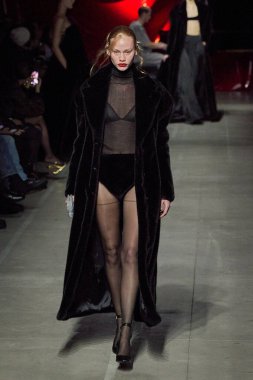 GCDS - Runway - Milan Moda Haftası - Kadın giyim / Kış 2024-2025MILAN, İtalya - GCDS defilesinde bir model Milan Moda Haftası kadın giyim sırasında podyumda yürüyor. Fotoğraf: Mauro Di Bonaventura)