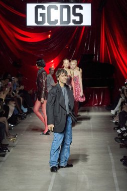 GCDS - Runway - Milan Moda Haftası - Kadın giyim / Kış 2024-2025MILAN, İtalya - GCDS defilesinde bir model Milan Moda Haftası kadın giyim sırasında podyumda yürüyor. Fotoğraf: Mauro Di Bonaventura)