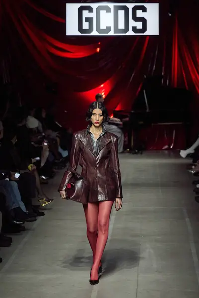 GCDS - Runway - Milan Moda Haftası - Kadın giyim / Kış 2024-2025MILAN, İtalya - GCDS defilesinde bir model Milan Moda Haftası kadın giyim sırasında podyumda yürüyor. Fotoğraf: Mauro Di Bonaventura)