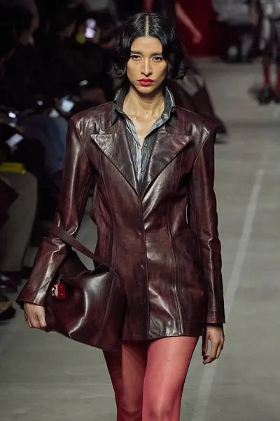 GCDS - Runway - Milan Moda Haftası - Kadın giyim / Kış 2024-2025MILAN, İtalya - GCDS defilesinde bir model Milan Moda Haftası kadın giyim sırasında podyumda yürüyor. Fotoğraf: Mauro Di Bonaventura)