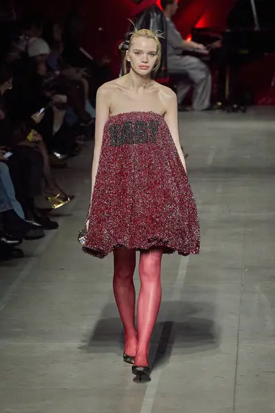 GCDS - Runway - Milan Moda Haftası - Kadın giyim / Kış 2024-2025MILAN, İtalya - GCDS defilesinde bir model Milan Moda Haftası kadın giyim sırasında podyumda yürüyor. Fotoğraf: Mauro Di Bonaventura)