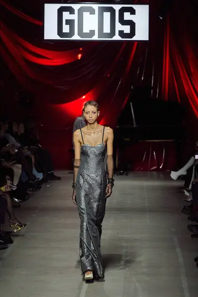 GCDS - Runway - Milan Moda Haftası - Kadın giyim / Kış 2024-2025MILAN, İtalya - GCDS defilesinde bir model Milan Moda Haftası kadın giyim sırasında podyumda yürüyor. Fotoğraf: Mauro Di Bonaventura)