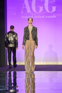 AGG Anton Giulio Grande - Runway - Milan Moda Haftası - Kadınlar Güz / Kış 2024-2025MILAN, ITALY - FEBRUARY 20: Milan Moda Haftası Kadın Giyim Giyim Fuarındaki podyum. Fotoğraf: Mauro Di Bonaventura )