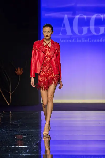 AGG Anton Giulio Grande - Runway - Milan Moda Haftası - Kadınlar Güz / Kış 2024-2025MILAN, ITALY - FEBRUARY 20: Milan Moda Haftası Kadın Giyim Giyim Fuarındaki podyum. Fotoğraf: Mauro Di Bonaventura )