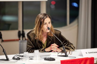 Daniela Santanch İtalya Cumhuriyeti Turizm Bakanı 20 Ekim 2020 'de Luino Kursaal' ında düzenlenen bir etkinlikte Mauro Di Bonaventura 'nın fotoğrafını çekti.