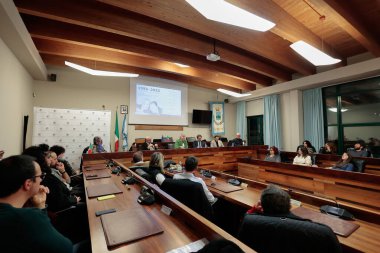 TERAMO, İtalya - DIC 22: İtalyan gazeteci Marco Travaglio Marco, 17 Aralık 2022 'de İtalya' da Roseto Degli Abruzzi Belediye Meclisi 'nde 30 yıl boyunca mafyayla mücadele etti. Fotoğraf: Mauro Di Bonaventura)