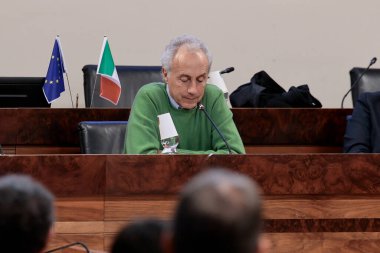 TERAMO, İtalya - DIC 22: İtalyan gazeteci Marco Travaglio Marco, 17 Aralık 2022 'de İtalya' da Roseto Degli Abruzzi Belediye Meclisi 'nde 30 yıl boyunca mafyayla mücadele etti. Fotoğraf: Mauro Di Bonaventura)