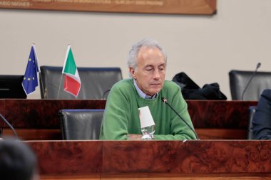 TERAMO, İtalya - DIC 22: İtalyan gazeteci Marco Travaglio Marco, 17 Aralık 2022 'de İtalya' da Roseto Degli Abruzzi Belediye Meclisi 'nde 30 yıl boyunca mafyayla mücadele etti. Fotoğraf: Mauro Di Bonaventura)