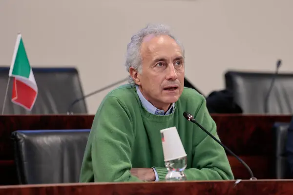 TERAMO, İtalya - DIC 22: İtalyan gazeteci Marco Travaglio Marco, 17 Aralık 2022 'de İtalya' da Roseto Degli Abruzzi Belediye Meclisi 'nde 30 yıl boyunca mafyayla mücadele etti. Fotoğraf: Mauro Di Bonaventura)