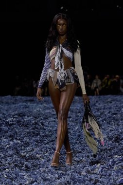 Diesel Milan Moda Haftası RTW İlkbahar 2025 - 21 Eylül 2024 tarihinde Milan Moda Haftası kapsamında İtalya 'nın Milano kentinde Diesel RTW İlkbahar 2025 pistinde Runway Model. Fotoğraf: Mauro Di Bonaventura)