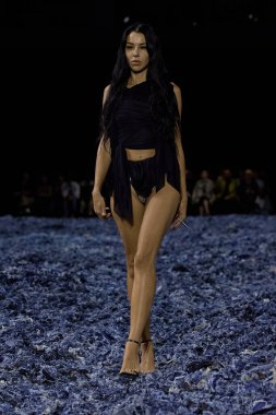 Diesel Milan Moda Haftası RTW İlkbahar 2025 - 21 Eylül 2024 tarihinde Milan Moda Haftası kapsamında İtalya 'nın Milano kentinde Diesel RTW İlkbahar 2025 pistinde Runway Model. Fotoğraf: Mauro Di Bonaventura)