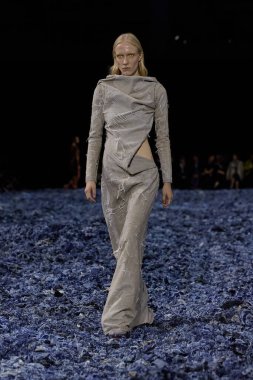 Diesel Milan Moda Haftası RTW İlkbahar 2025 - 21 Eylül 2024 tarihinde Milan Moda Haftası kapsamında İtalya 'nın Milano kentinde Diesel RTW İlkbahar 2025 pistinde Runway Model. Fotoğraf: Mauro Di Bonaventura)