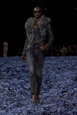 Diesel Milan Moda Haftası RTW İlkbahar 2025 - 21 Eylül 2024 tarihinde Milan Moda Haftası kapsamında İtalya 'nın Milano kentinde Diesel RTW İlkbahar 2025 pistinde Runway Model. Fotoğraf: Mauro Di Bonaventura)