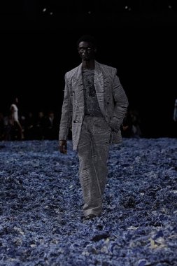 Diesel Milan Moda Haftası RTW İlkbahar 2025 - 21 Eylül 2024 tarihinde Milan Moda Haftası kapsamında İtalya 'nın Milano kentinde Diesel RTW İlkbahar 2025 pistinde Runway Model. Fotoğraf: Mauro Di Bonaventura)