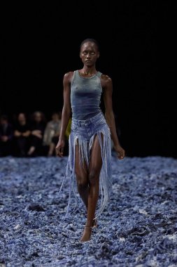 Diesel Milan Moda Haftası RTW İlkbahar 2025 - 21 Eylül 2024 tarihinde Milan Moda Haftası kapsamında İtalya 'nın Milano kentinde Diesel RTW İlkbahar 2025 pistinde Runway Model. Fotoğraf: Mauro Di Bonaventura) 