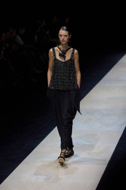 FASHION-ITALY-MILAN-WOMEN-EMPORIO-ARMANIA modeli, 19 Eylül 2024 'te Milano' daki Moda Haftası Kadınlar Giyimi / Yaz 2025 'teki Emporio Armani koleksiyon gösterisi sırasında podyumda yürüyor. Fotoğraf: Mauro Di Bonaventura)