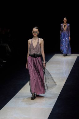 FASHION-ITALY-MILAN-WOMEN-EMPORIO-ARMANIA modeli, 19 Eylül 2024 'te Milano' daki Moda Haftası Kadınlar Giyimi / Yaz 2025 'teki Emporio Armani koleksiyon gösterisi sırasında podyumda yürüyor. Fotoğraf: Mauro Di Bonaventura)