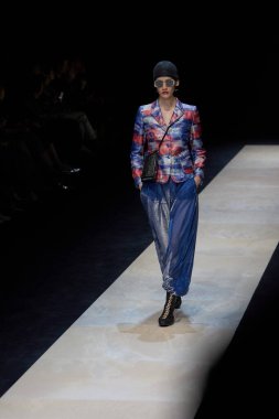 FASHION-ITALY-MILAN-WOMEN-EMPORIO-ARMANIA modeli, 19 Eylül 2024 'te Milano' daki Moda Haftası Kadınlar Giyimi / Yaz 2025 'teki Emporio Armani koleksiyon gösterisi sırasında podyumda yürüyor. Fotoğraf: Mauro Di Bonaventura)