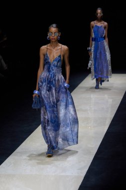 FASHION-ITALY-MILAN-WOMEN-EMPORIO-ARMANIA modeli, 19 Eylül 2024 'te Milano' daki Moda Haftası Kadınlar Giyimi / Yaz 2025 'teki Emporio Armani koleksiyon gösterisi sırasında podyumda yürüyor. Fotoğraf: Mauro Di Bonaventura)