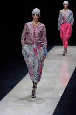 FASHION-ITALY-MILAN-WOMEN-EMPORIO-ARMANIA modeli, 19 Eylül 2024 'te Milano' daki Moda Haftası Kadınlar Giyimi / Yaz 2025 'teki Emporio Armani koleksiyon gösterisi sırasında podyumda yürüyor. Fotoğraf: Mauro Di Bonaventura)