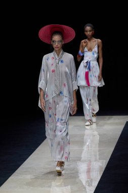 FASHION-ITALY-MILAN-WOMEN-EMPORIO-ARMANIA modeli, 19 Eylül 2024 'te Milano' daki Moda Haftası Kadınlar Giyimi / Yaz 2025 'teki Emporio Armani koleksiyon gösterisi sırasında podyumda yürüyor. Fotoğraf: Mauro Di Bonaventura)