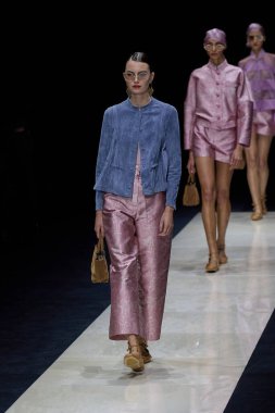 FASHION-ITALY-MILAN-WOMEN-EMPORIO-ARMANIA modeli, 19 Eylül 2024 'te Milano' daki Moda Haftası Kadınlar Giyimi / Yaz 2025 'teki Emporio Armani koleksiyon gösterisi sırasında podyumda yürüyor. Fotoğraf: Mauro Di Bonaventura)