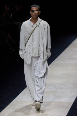 FASHION-ITALY-MILAN-WOMEN-EMPORIO-ARMANIA modeli, 19 Eylül 2024 'te Milano' daki Moda Haftası Kadınlar Giyimi / Yaz 2025 'teki Emporio Armani koleksiyon gösterisi sırasında podyumda yürüyor. Fotoğraf: Mauro Di Bonaventura)