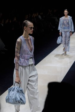 FASHION-ITALY-MILAN-WOMEN-EMPORIO-ARMANIA modeli, 19 Eylül 2024 'te Milano' daki Moda Haftası Kadınlar Giyimi / Yaz 2025 'teki Emporio Armani koleksiyon gösterisi sırasında podyumda yürüyor. Fotoğraf: Mauro Di Bonaventura)