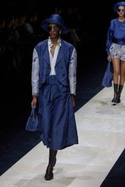 FASHION-ITALY-MILAN-WOMEN-EMPORIO-ARMANIA modeli, 19 Eylül 2024 'te Milano' daki Moda Haftası Kadınlar Giyimi / Yaz 2025 'teki Emporio Armani koleksiyon gösterisi sırasında podyumda yürüyor. Fotoğraf: Mauro Di Bonaventura)