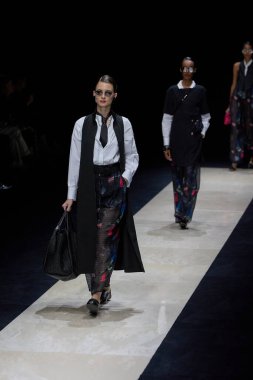 FASHION-ITALY-MILAN-WOMEN-EMPORIO-ARMANIA modeli, 19 Eylül 2024 'te Milano' daki Moda Haftası Kadınlar Giyimi / Yaz 2025 'teki Emporio Armani koleksiyon gösterisi sırasında podyumda yürüyor. Fotoğraf: Mauro Di Bonaventura)