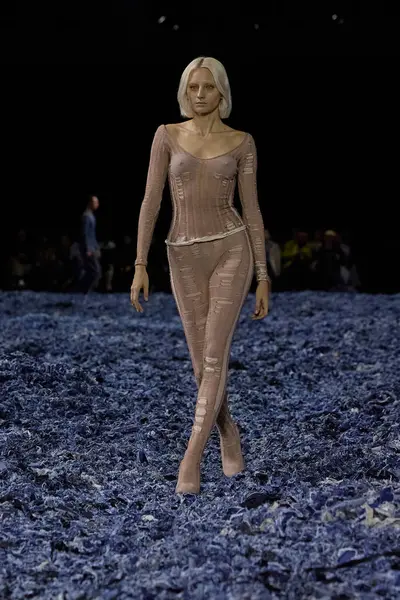 Diesel Milan Moda Haftası RTW İlkbahar 2025 - 21 Eylül 2024 tarihinde Milan Moda Haftası kapsamında İtalya 'nın Milano kentinde Diesel RTW İlkbahar 2025 pistinde Runway Model. Fotoğraf: Mauro Di Bonaventura)