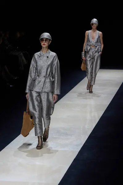 FASHION-ITALY-MILAN-WOMEN-EMPORIO-ARMANIA modeli, 19 Eylül 2024 'te Milano' daki Moda Haftası Kadınlar Giyimi / Yaz 2025 'teki Emporio Armani koleksiyon gösterisi sırasında podyumda yürüyor. Fotoğraf: Mauro Di Bonaventura)