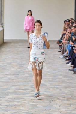 Vivetta - Runway - Milan Moda Haftası - Kadın giyim / Yaz 2025MILAN, İtalya - 20 EPTEMBER 2024: Milano, İtalya 'daki Vivetta defilesinde bir model podyumda yürüyor. Fotoğraf: Mauro Di Bonaventura)