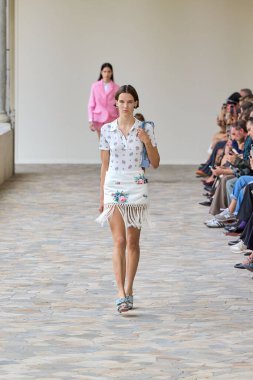 Vivetta - Runway - Milan Moda Haftası - Kadın giyim / Yaz 2025MILAN, İtalya - 20 EPTEMBER 2024: Milano, İtalya 'daki Vivetta defilesinde bir model podyumda yürüyor. Fotoğraf: Mauro Di Bonaventura)