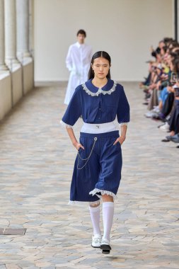 Vivetta - Runway - Milan Moda Haftası - Kadın giyim / Yaz 2025MILAN, İtalya - 20 EPTEMBER 2024: Milano, İtalya 'daki Vivetta defilesinde bir model podyumda yürüyor. Fotoğraf: Mauro Di Bonaventura)