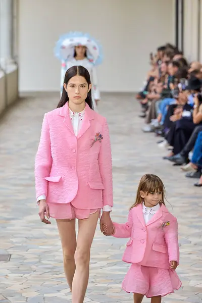 Vivetta - Runway - Milan Moda Haftası - Kadın giyim / Yaz 2025MILAN, İtalya - 20 EPTEMBER 2024: Milano, İtalya 'daki Vivetta defilesinde bir model podyumda yürüyor. Fotoğraf: Mauro Di Bonaventura)