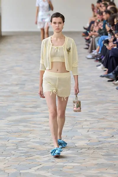 Vivetta - Runway - Milan Moda Haftası - Kadın giyim / Yaz 2025MILAN, İtalya - 20 EPTEMBER 2024: Milano, İtalya 'daki Vivetta defilesinde bir model podyumda yürüyor. Fotoğraf: Mauro Di Bonaventura)