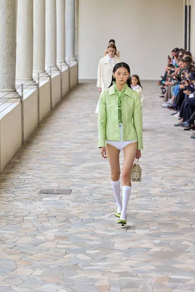 Vivetta - Runway - Milan Moda Haftası - Kadın giyim / Yaz 2025MILAN, İtalya - 20 EPTEMBER 2024: Milano, İtalya 'daki Vivetta defilesinde bir model podyumda yürüyor. Fotoğraf: Mauro Di Bonaventura)