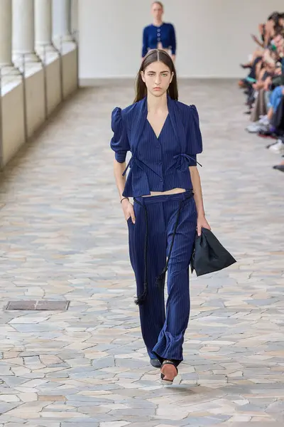 Vivetta - Runway - Milan Moda Haftası - Kadın giyim / Yaz 2025MILAN, İtalya - 20 EPTEMBER 2024: Milano, İtalya 'daki Vivetta defilesinde bir model podyumda yürüyor. Fotoğraf: Mauro Di Bonaventura)