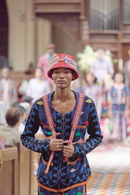 Maxhosa by Laduma, Show - Paris Moda Haftası / Yaz 2025 - Paris - 24 Eylül 2024: Paris, Fransa 'da bir model podyumda yürüyor. MAXHOSA, Afrika 'nın yeniden doğuşu (Fotoğraf: Mauro Di Bonaventura)